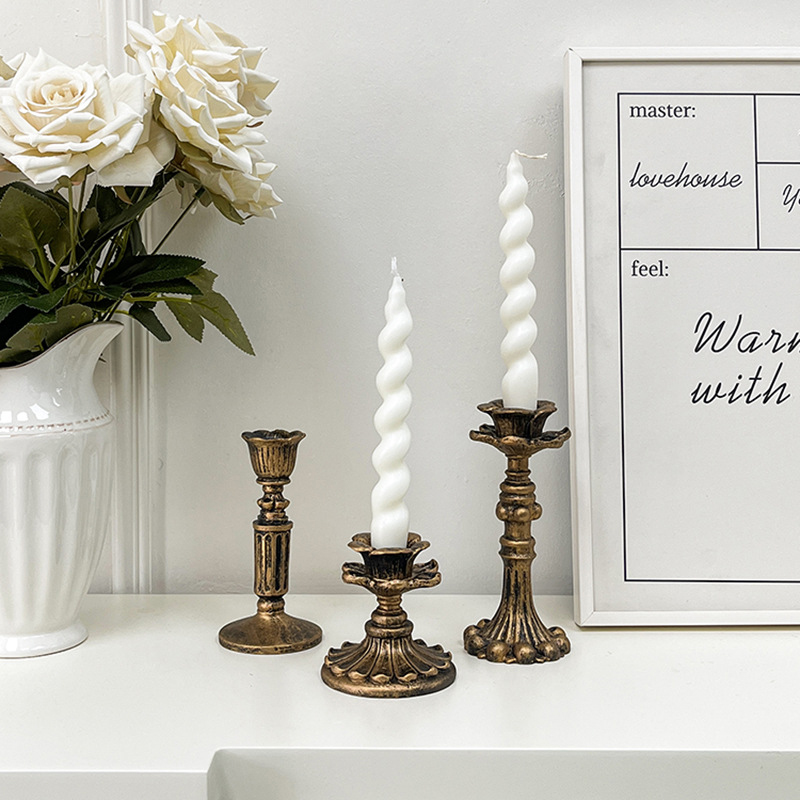 Home & Hotel Textiles Private Limited - Candelabro Vintage in Bronzo con Figurina